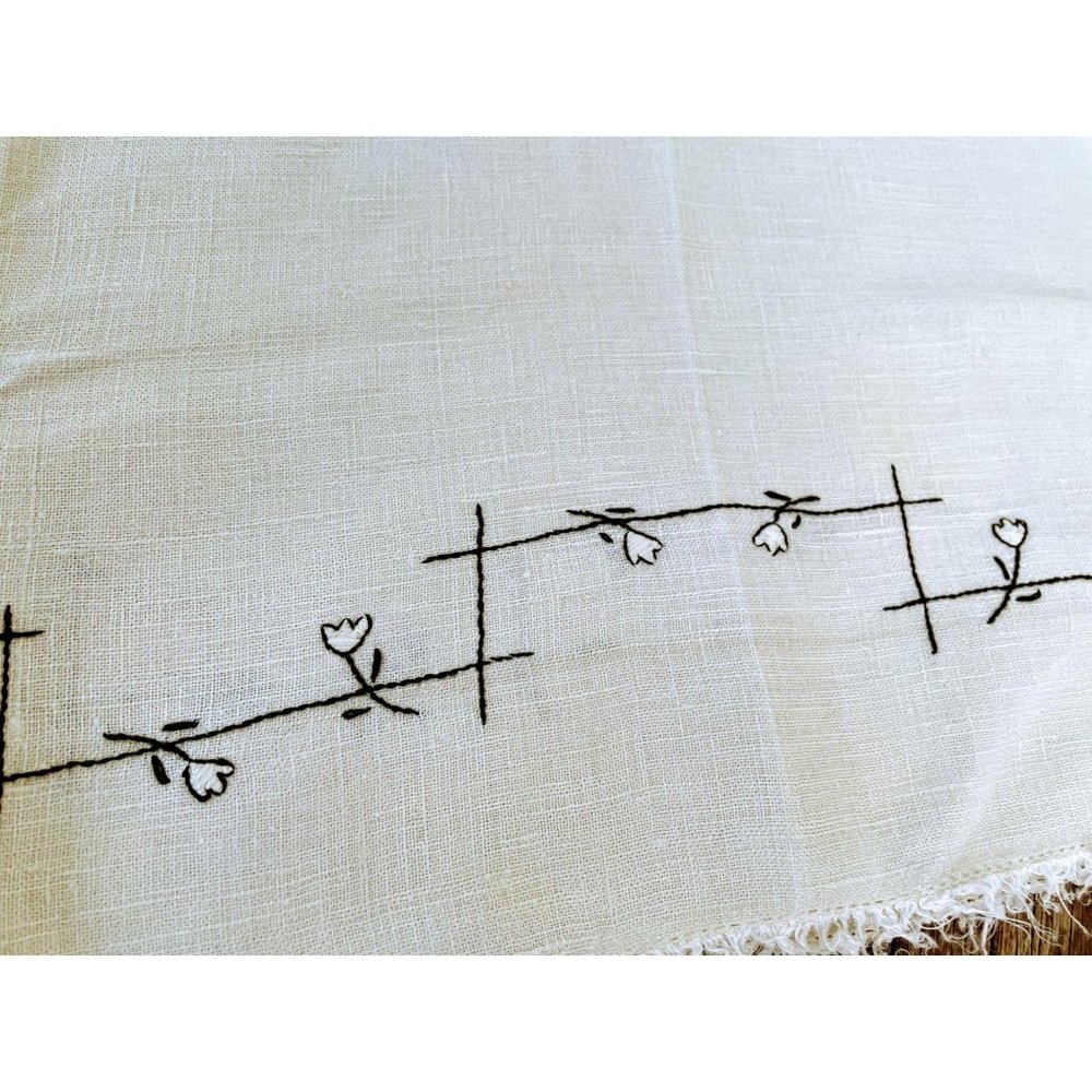 Vintage Flax Linen Embroidery small tablecloth - Picture 10 of 11